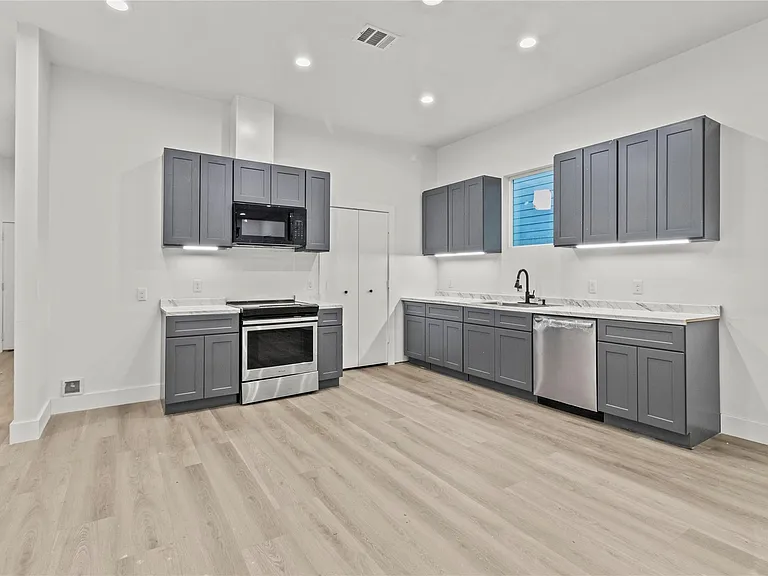 8127 Hoffman St — Photo 3