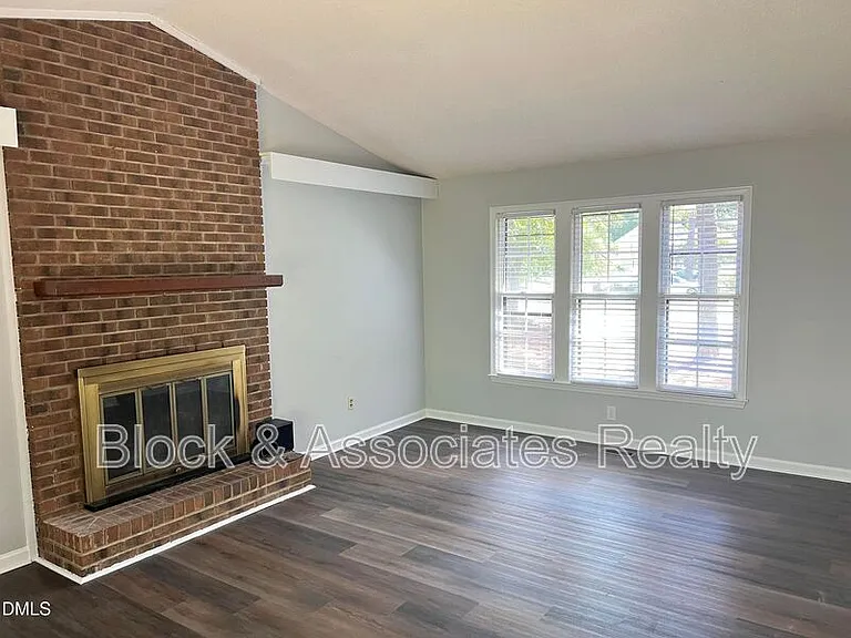 200 Lake Pine Dr — Photo 4