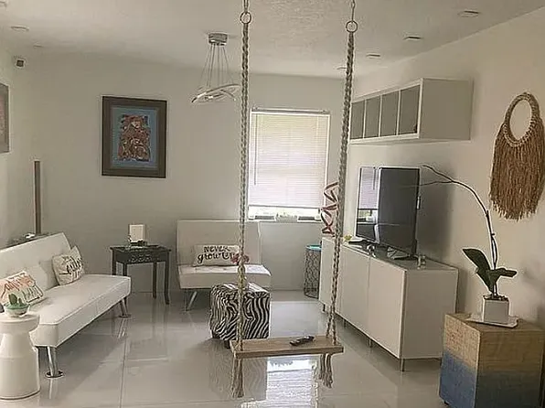 10857 NW 7th St APT 21-17, Miami, FL 33172