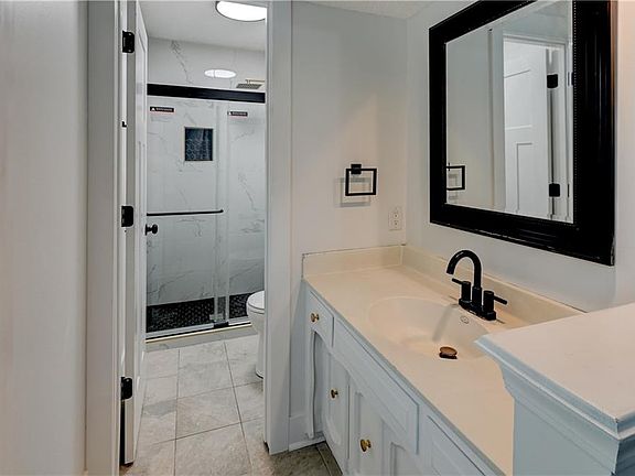 4th image of 203 NE Oak Tree Cir