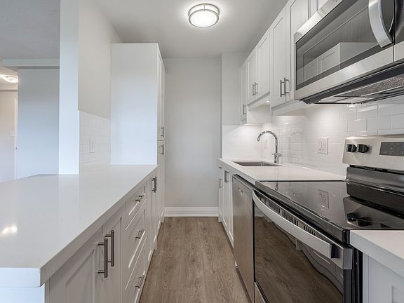 4th image of 1640 Lawrence Ave W #809
