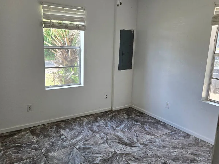 1222 Coleman St — Photo 4