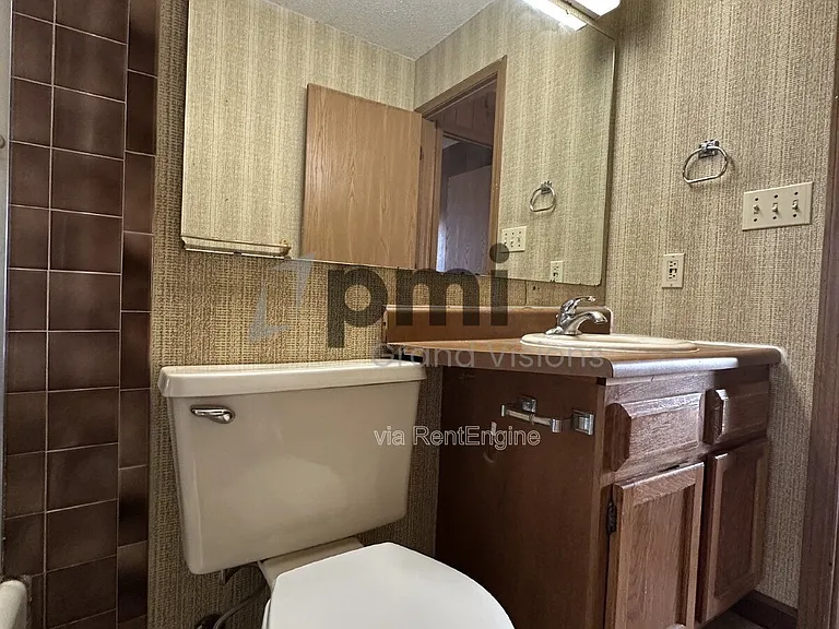955 4th St #4 — Photo 7