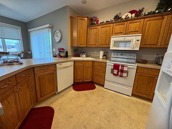 3rd image of 2885 Meadowview Ln NE