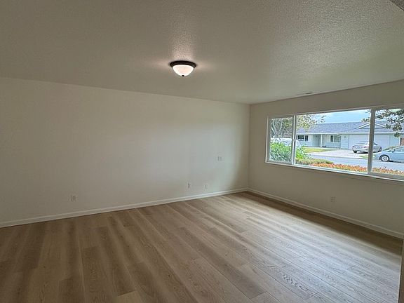 3rd image of 1009 Briarwood Pl