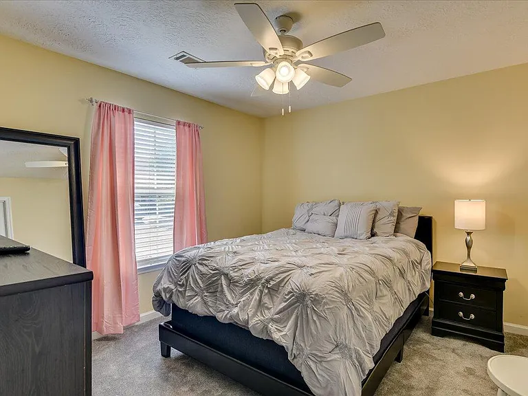 540 Edgecliff Ln — Photo 16