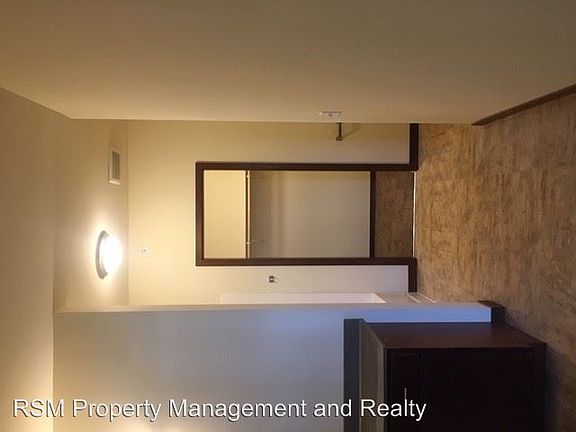 5th image of 128 Wisconsin St #101