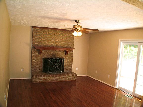 Family Room 13'6"x16'10"
