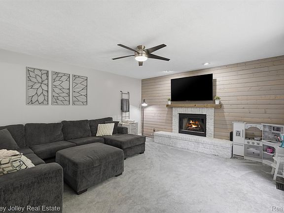 5th image of 7829 Hillside Lakes Dr