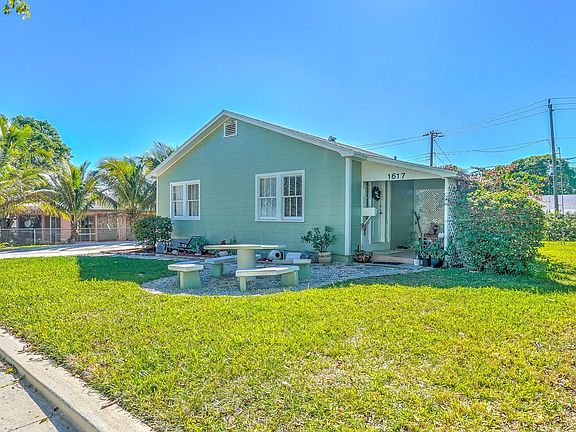 3rd image of 1617 Crestwood Boulevard