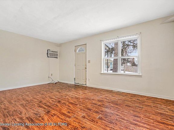 3rd image of 815 Orchard Glen Ave