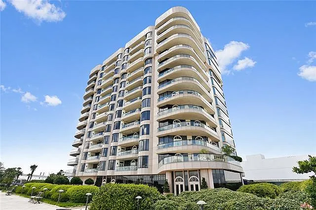 3 bed, 6.0 bath, 5000 sqft, $22,000 — Photo 2