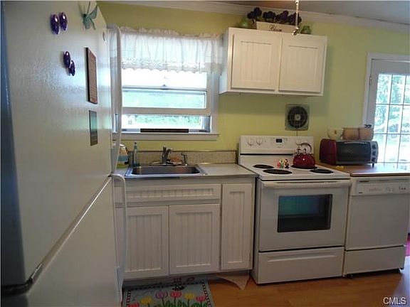 Updated eat-in Kitchen