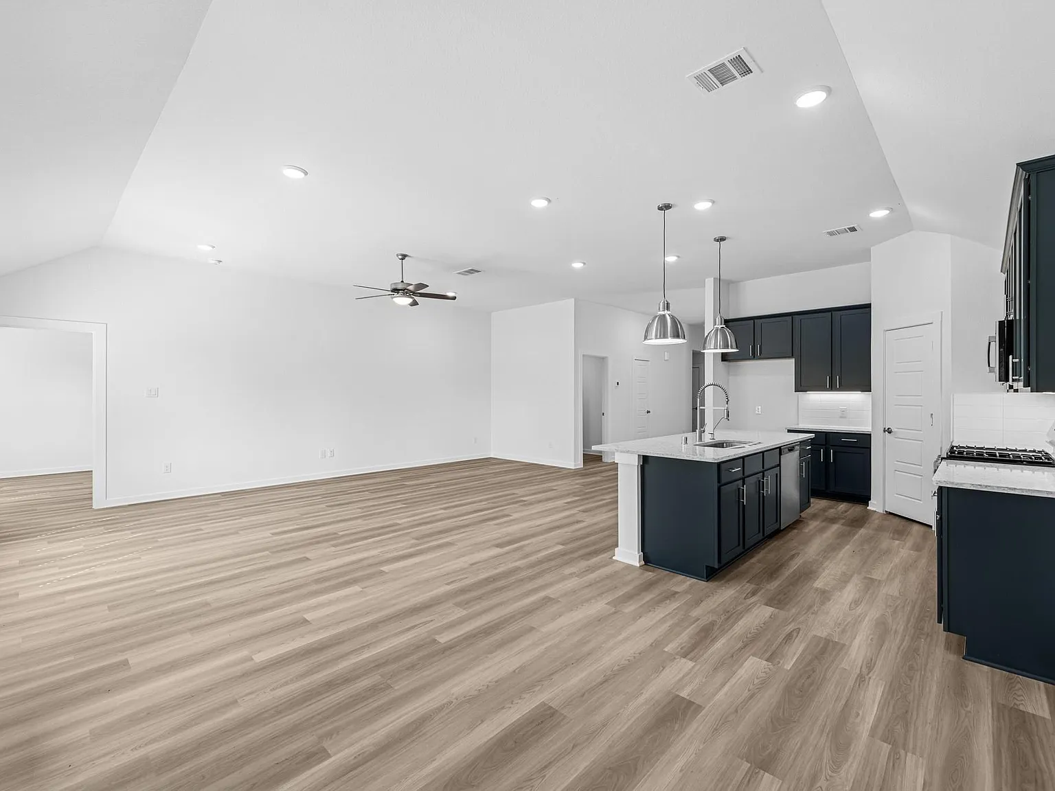 4 bed, 3.0 bath, 2090 sqft, $2,500 — Photo 2
