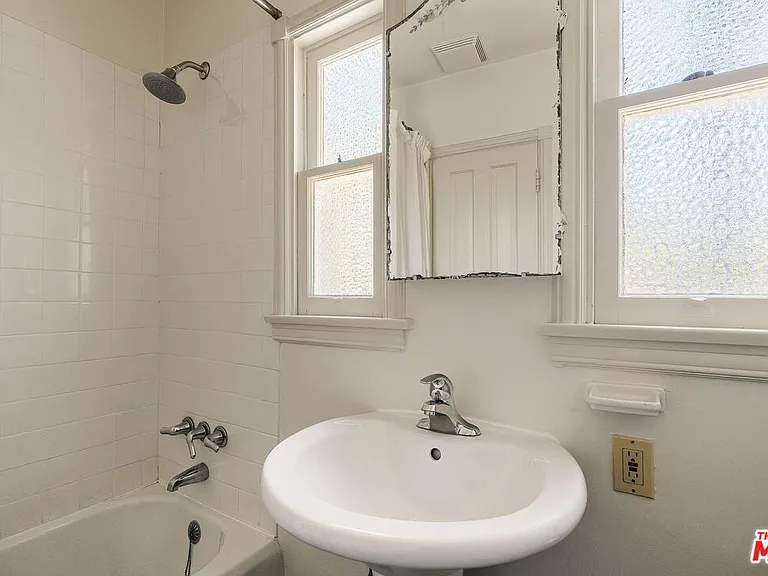 1063 Selby Ave — Photo 16