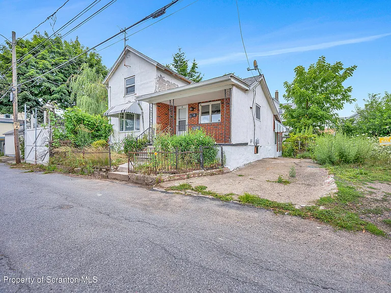 1020 Farber Ct — Photo 2