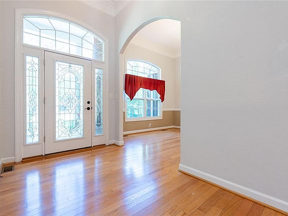 4th image of 732 Washington Dr