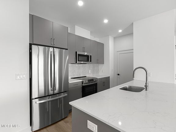 3rd image of 180 Morris Ave #302