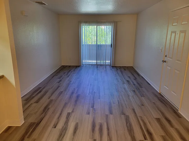 Mesa Verde Apartments — Photo 27