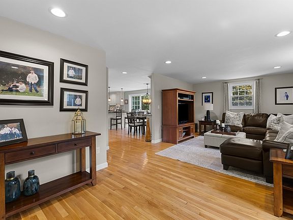 5th image of 7 Eaton Dr