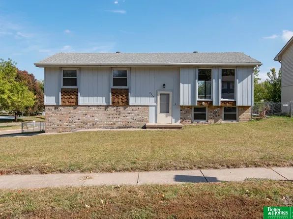 7325 Ivy Lane Dr, La Vista, NE 68128