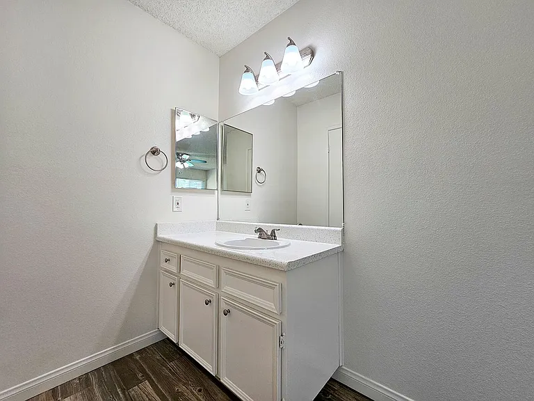 Lake Meadows Apartments — Photo 57