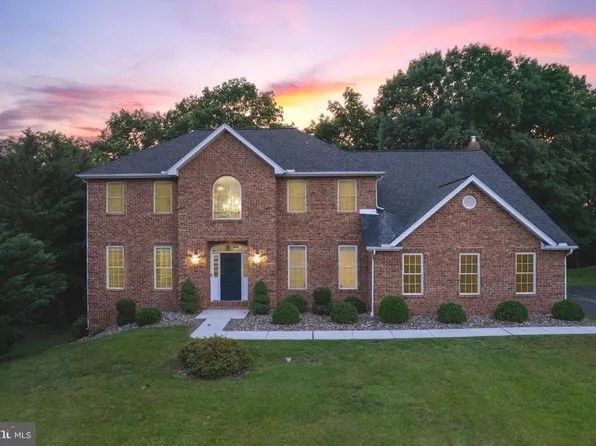 2384 Castlegreen Dr, Greencastle, PA 17225