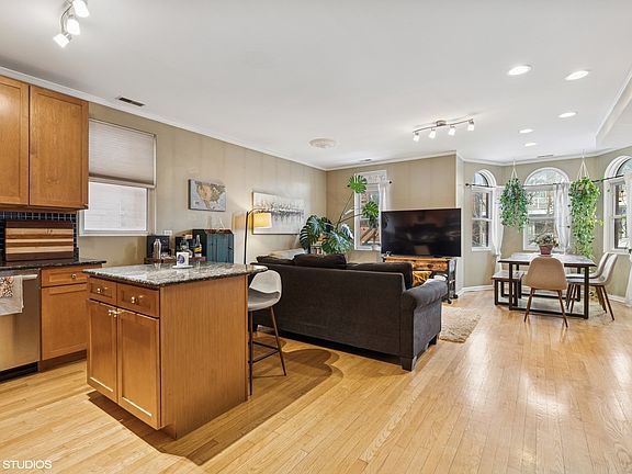 3rd image of 1058 N Paulina St #2