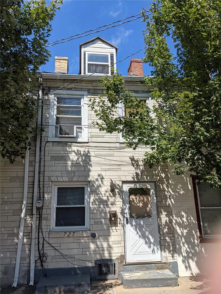 3 bed, 1.0 bath, 1014 sqft, $1,700 — Photo 1