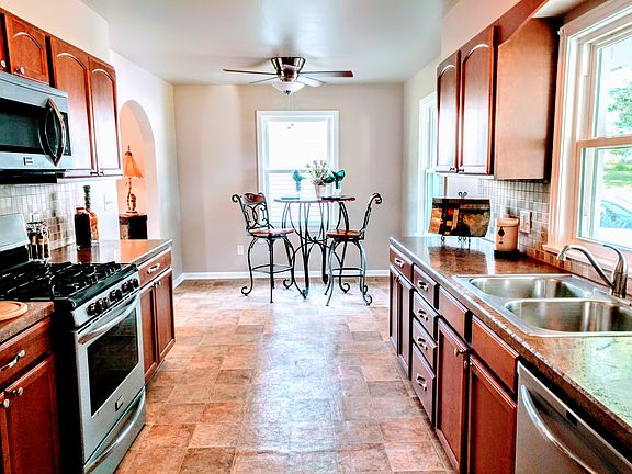 Kitchen w/ stainless 