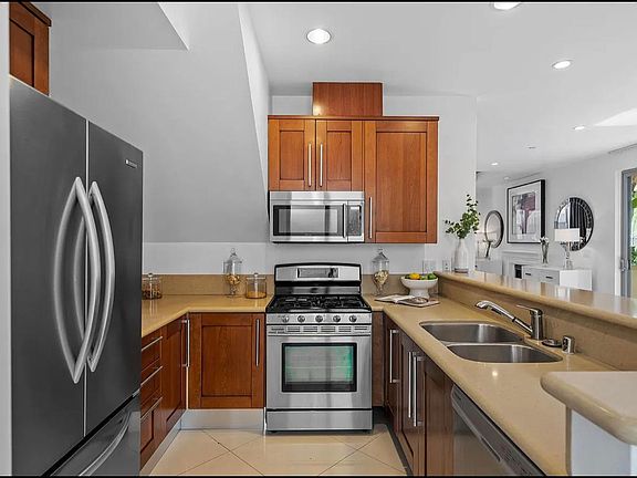 4th image of 841 Westmount Dr
