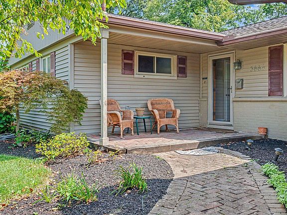 3rd image of 3664 Mountview Rd