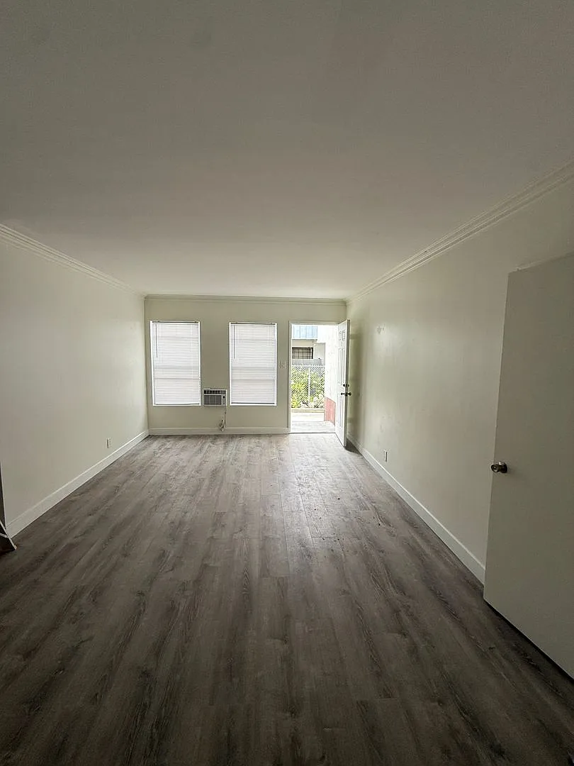 815 S Wilton Pl — Photo 4