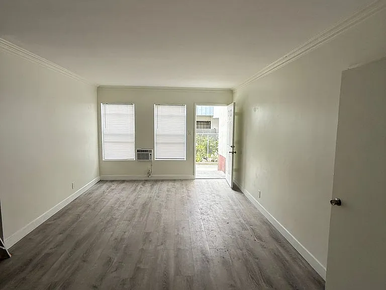 815 S Wilton Pl — Photo 4
