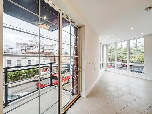 Rented by Bouklis Group | media 22