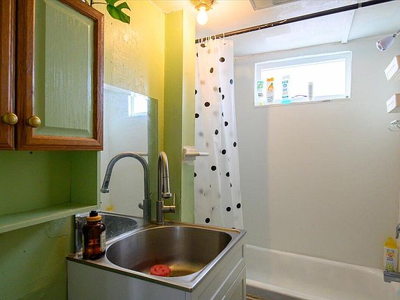 3rd image of 23 NW Depot Rd Unit 5