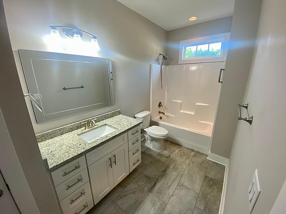 5th image of 300 Canterbury Ln