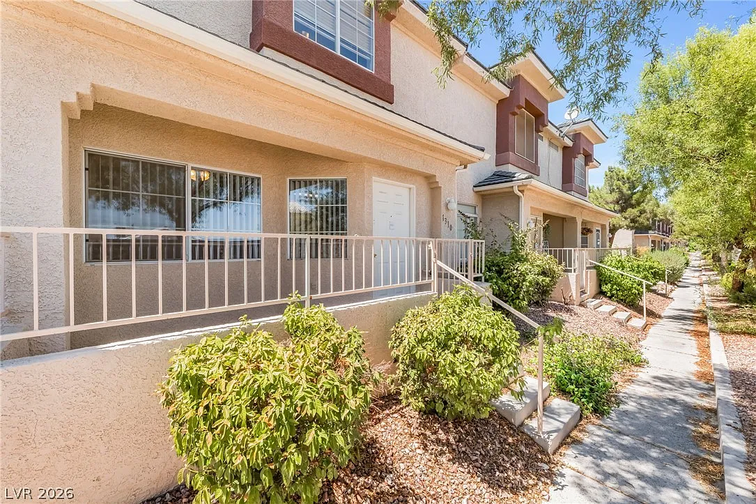 3 bed, 2.5 bath, 1320 sqft, $1,700 — Photo 1