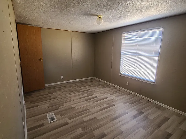 15521 Newkirk Rd — Photo 10