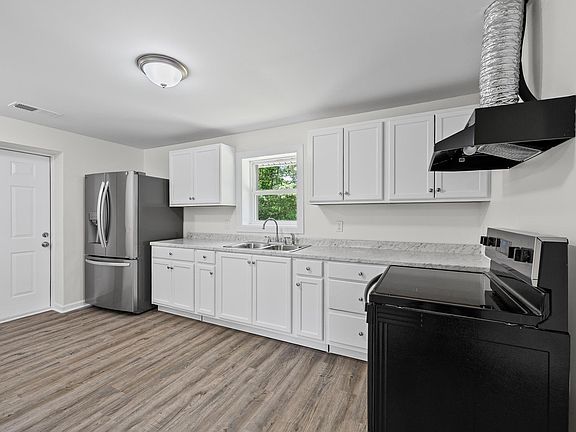 5th image of 141 Edge St