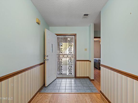 3rd image of 361 Fairmont Pl