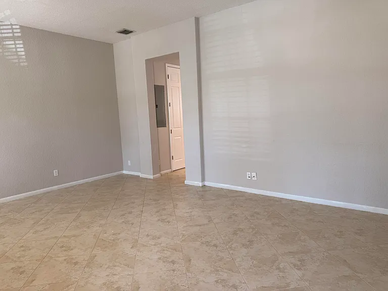 2512 NW 4th St — Photo 6
