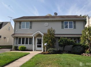 33 Grand Ave, Iselin, NJ 08830