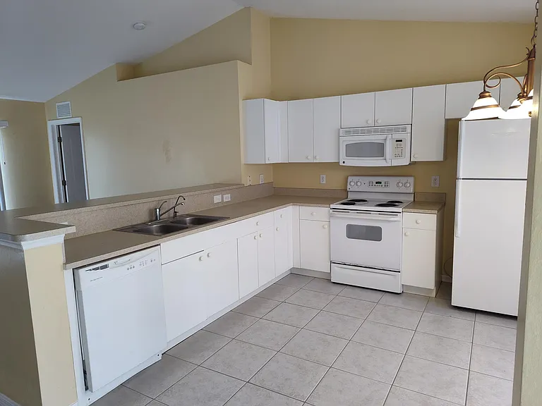 1109 NE 2nd Pl — Photo 10