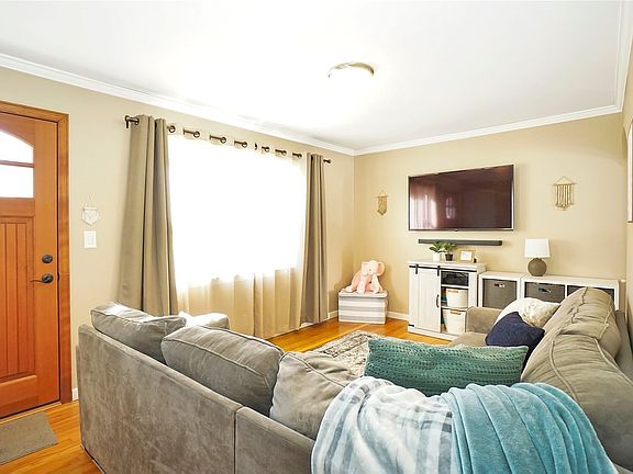 4th image of 118 E 12th St