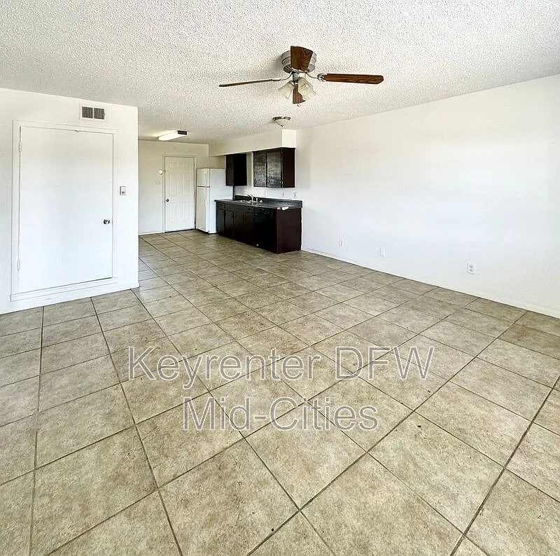 2 bed, 1.0 bath, 900 sqft, $1,050 — Photo 2