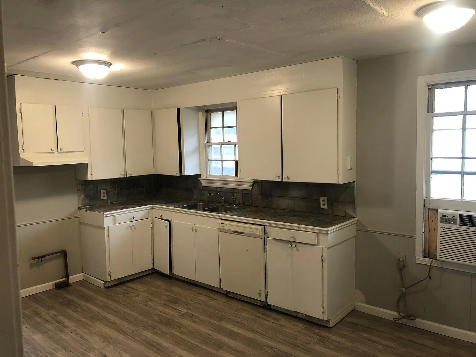 3 bed, 1250 sqft, $950 — Photo 2