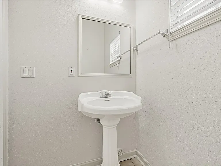 10535 Emnora Ln — Photo 17