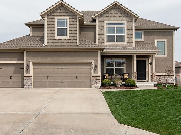 2nd image of 605 SW Lake Side Ct