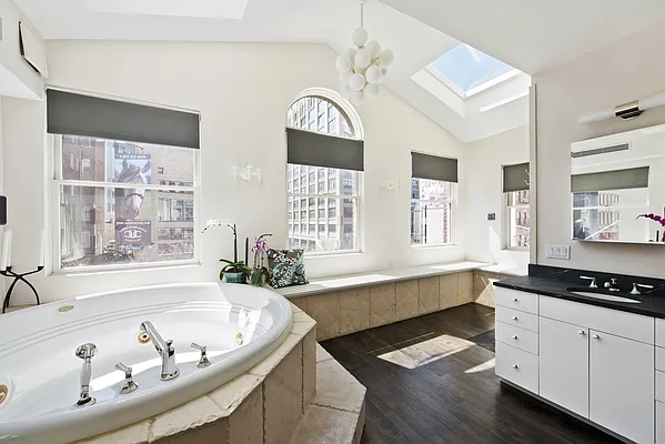 Sold by Nest Seekers International | media 11